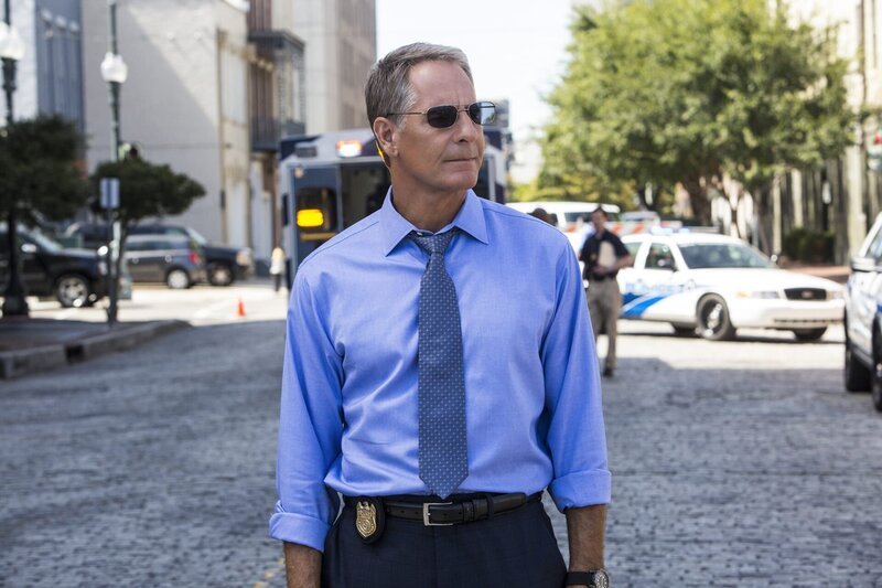 Soll einen Kronzeugen, der im Prozess gegen einen berüchtigten Waffenhändler aussagen soll, nach Texas eskortieren – doch dabei läuft nicht alles nach Plan: Pride (Scott Bakula) … – Bild: CBS Broadcasting, Inc.