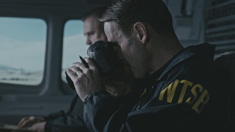 Nachdem er herausgefunden hat, dass vor dem Abflug des Air Tahoma Fluges 185 von Memphis keine ordnungsgemäßen Verfahren eingehalten wurden, führt der leitende Ermittler des NTSB (gespielt von Jason Faulkner) ein zweites Gespräch mit dem Kapitän (gespielt von Jim Annan), um herauszufinden, warum. – Bild: National Geographic