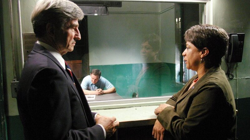 Staatsanwalt Jack McCoy (Sam Waterston) muss einem Kleinkriminellen einen zehn Jahre zurückliegenden Mord nachweisen. – Bild: RTL
