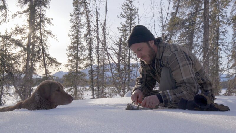 Johnny Rolfe häutet ein Eichhörnchen. (National Geographic) – Bild: National Geographic /​ National Geographic