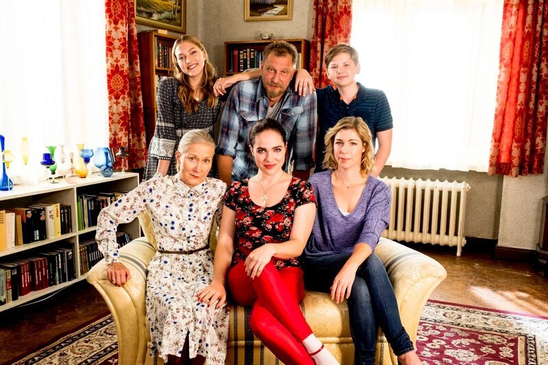 (vorne v.l.) Waltraud (Hedi Kriegeskotte), Magda (Verena Altenberger), Conny (Brigitte Zeh) – (hinten v.l.) Leah (Charlotte Krause), Tobi (Matthias Komm), Luca (Luis Kain) – Bild: RTL /​ Gordon Muehle