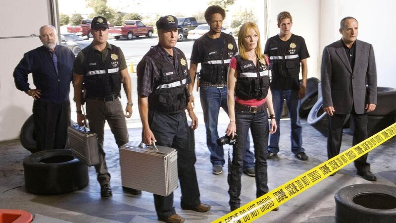 Die Spurenermittler der „Crime Scene Investigation“ von Las Vegas sind sofort zur Stelle, wenn es darauf ankommt, erstklassige Aufklärungsarbeit zu leisten (v.l.): Dr. Albert Robbins (Robert David Hall), Nick Stokes (George Eads), Gil Grissom (William Petersen), Warrick Brown (Gary Dourdan), Catherine Willows (Marg Helgenberger), Greg Sanders (Eric Szmanda) und Capt. Jim Brass (Paul Guilfoyle). – Bild: RTL /​ CBS