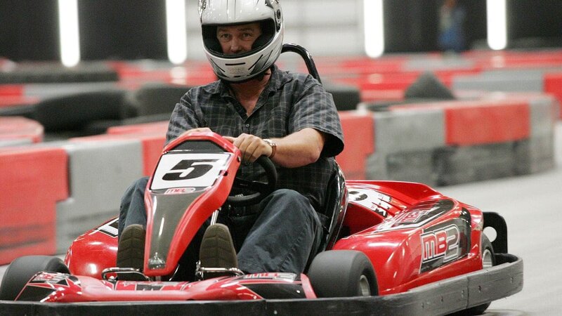 Grissom fährt im Go-Kart, um vor Ort im Mordfall des Schülers Vincent Bartley zu recherchieren. – Bild: MG RTL D
