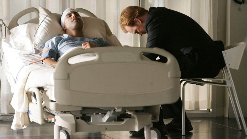 Horatio (David Caruso, re.) hat den angeschossenen Eric (Adam Rodriguez) in Windeseile ins Krankenhaus gebracht und weicht nicht von dessen Seite, während die Ärzte um Erics Leben kämpfen … – Bild: SUPER RTL