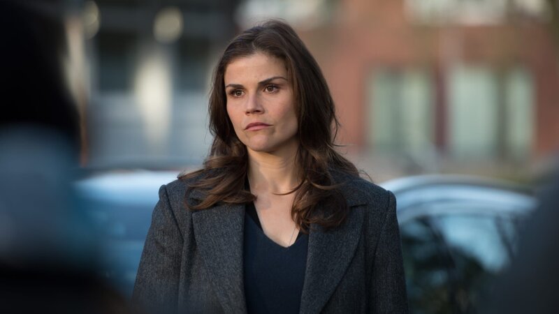 Kommissarin Nina Petersen (Katharina Wackernagel) versucht die einzelnen Puzzlestücke des Falls zusammensetzen. – Bild: ZDF und Gordon Timpen.