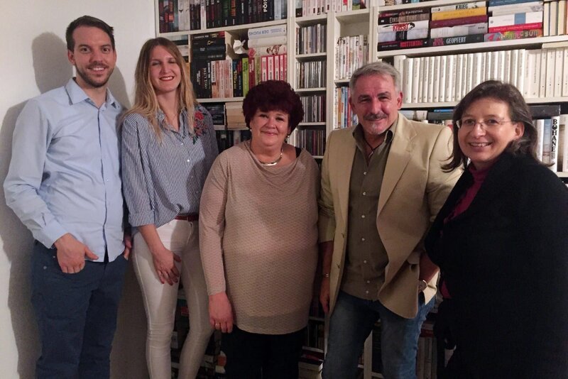 V.l.: Gastgeber Marius, Romina, Renate, Volker und Susanne – Bild: MG RTL D /​ ITV Studios