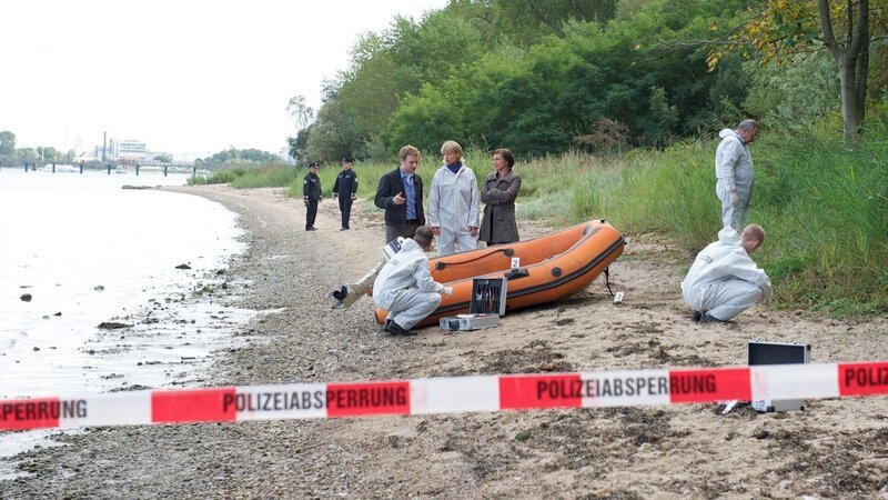 Das Beiboot der „Bella Claudia“ wird am Strand gefunden. Vieles deutet darauf hin, dass der Täter mit diesem Boot geflohen ist. Hat er hier Spuren hinterlassen, die die Ermittler, Nils Theede (Jonas Laux, l.), Roswitha Prinzler (Silke Matthias, M.), Katrin Börensen (Claudia Schmutzler, r.), endlich weiterbringen? – Bild: ZDF und Marc Meyerbröker