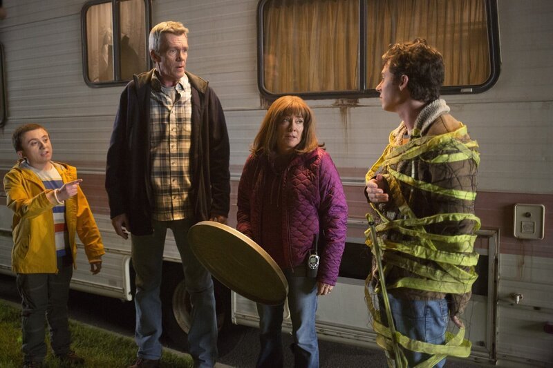 L-R: Brick (Atticus Shaffer); Mike (Neil Flynn); Frankie (Patricia Heaton); Axl (Charlie McDermott) – Bild: HBOH