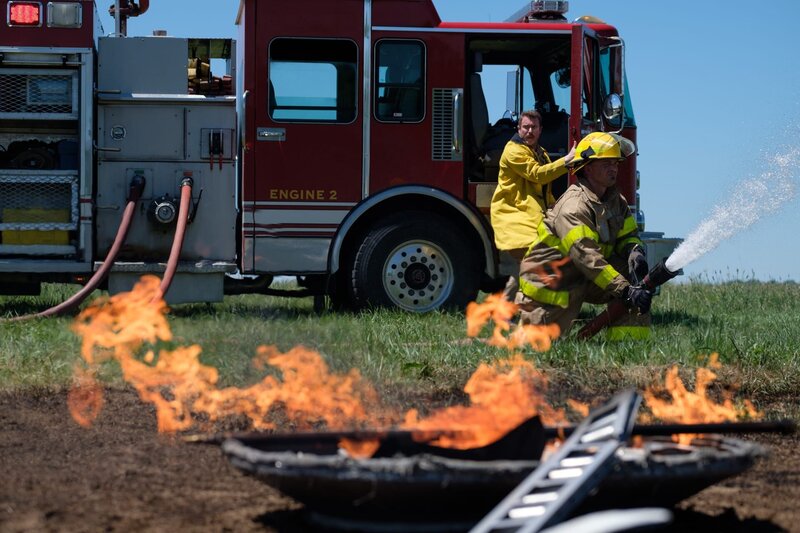 Brantford, Ontario – Firefighter Frank Kruppa (played by David Macinnis, left) and a trainee firefighter are the first to arrive at the crash site of AIA Flight 808 in Guantanamo Bay, Cuba. The DC-8 cargo flight crashed near the Naval Base in August 1993 following a flight from Norfolk Virginia. – Bild: Darren Goldstein /​ Cineflix