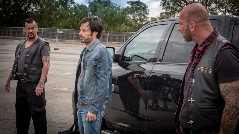 Hajo (Andreas Christ, M.) versucht Malik beizubringen, dass die Rockerbande „Wheel Devils“, vertreten durch Jerry (Michael Delfs, l.) und Ben (Jens Apel, r.), an den zukünftigen Drogendeals mitverdienen möchten. – Bild: ZDF und Boris Laewen (bola)