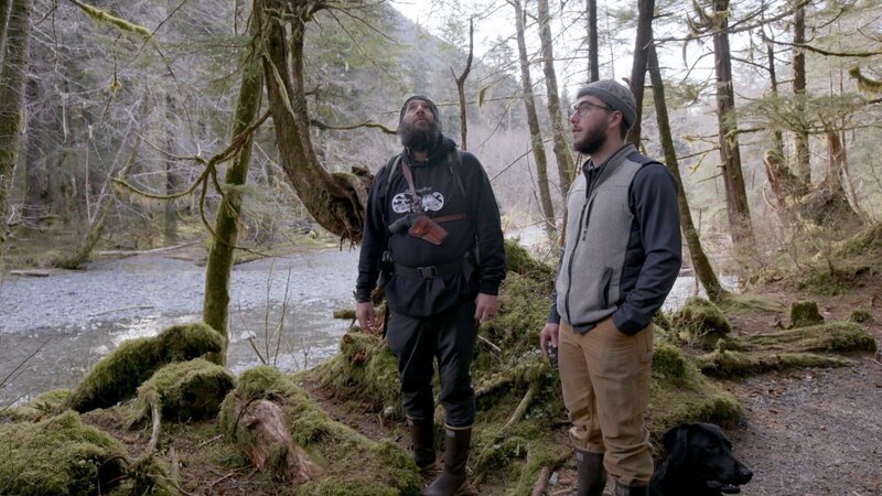 RJ und Robert Miller suchen nach Fichtenwurzeln. (National Geographic) – Bild: National Geographic /​ National Geographic