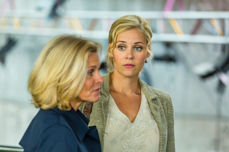 Karins (Jessica Ginkel, r.) Mutter Charlotte (Andrea L’Arronge, l.) hat die Nase derweil voll vom Beziehungschaos ihrer Tochter und meldet diese kurzerhand bei einer Singlebörse an. – Bild: MG RTL D /​ Frank Dicks