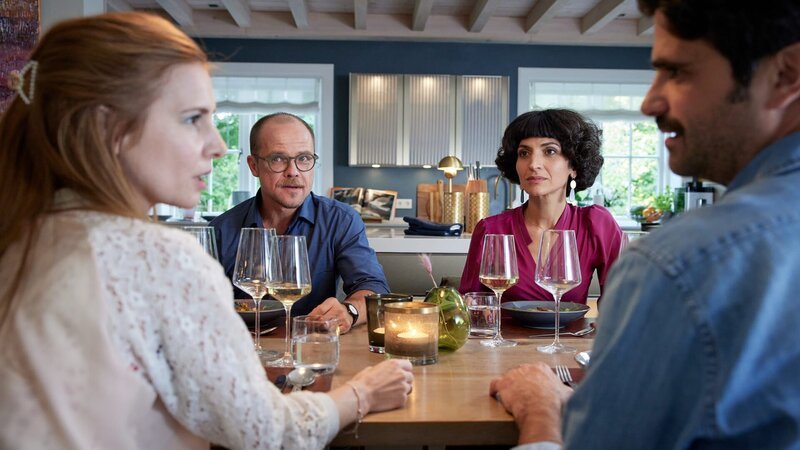 Viktor Popovs (Maximilian Grill, r.) mangelnde Wertschätzung ihrer Arbeit und die fehlende Unterstützung im Haushalt bringen seine Frau Monika (Josefine Preuß, l.) auf die Palme. Doch auch bei André (Matthias Koeberlin, 2.v.l.) und Soraya Faber (Neda Rahmanian, 2.v.r.) ist die Rollenverteilung klassisch und birgt Zündstoff. – Bild: ZDF und Sandra Hoever