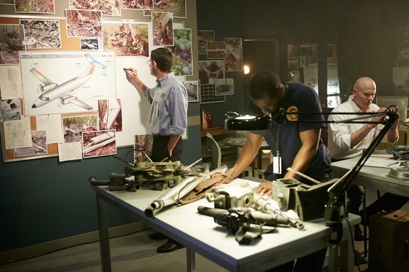 Jim Ritter vom NTSB (gespielt von Aaron Michael Reilly) und andere Ermittler arbeiten daran, die Ursache des Absturzes von Atlantic Southeast Flight 2311 zu ermitteln. – Bild: National Geographic Channels /​ Cineflix/​Ian Watson