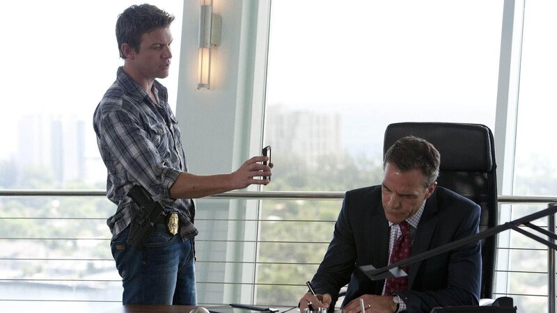 Jim (Matt Passmore) befragt den Chef des Getöteten, Dr. William Grant (Richard Grant, re.). Hat er am Ende etwas mit dem Tod Toussaints zu tun? – Bild: MG RTL D
