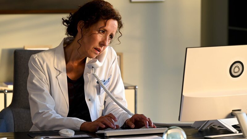 Dr. Schneiderhan (Caroline Ebner) ist immer für ihre Patienten da. – Bild: ZDF und Barbara Bauriedl