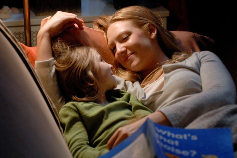 Olivia (Anna Torv, r.) ist froh um jede Ablenkung: Ihre Schwester Rachel kommt mit ihrer Nichte Ella (Lily Pilblad, l.) zu Besuch … – Bild: Turner /​ Warner Bros. Entertainment Inc.