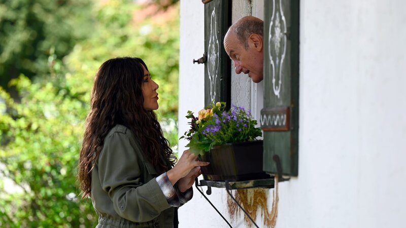 Katja Baumann (Simone Thomalla) klingelt Pfarrer Sonnleitner (Johannes Herrschmann) aus dem Bett. – Bild: ZDF und Barbara Bauriedl