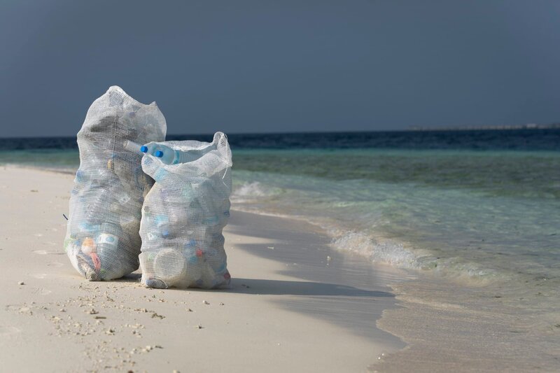 Plastikmüll, der am Strand einer Malediveninsel eingesammelt wurde. – Bild: BBC/​Studio Silverback/​Freddie Claire
