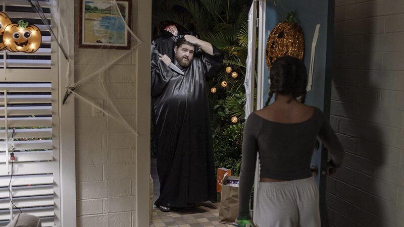 Grace (Teilor Grubbs, r.) ist sauer, als ihr Vater ihr den nervigen Babysitter Jerry (Jorge Garcia, l.) zu Halloween organisiert und sie nicht das Haus verlassen darf … – Bild: CBS Broadcasting, Inc.