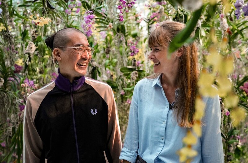 Nina Heins besucht das TeamLab Planets Tokyo – eine Kunsteinrichtung bei der in die Natur digital „eintauchen“ kann. – Bild: ZDF und HR/​Felix Leichum.