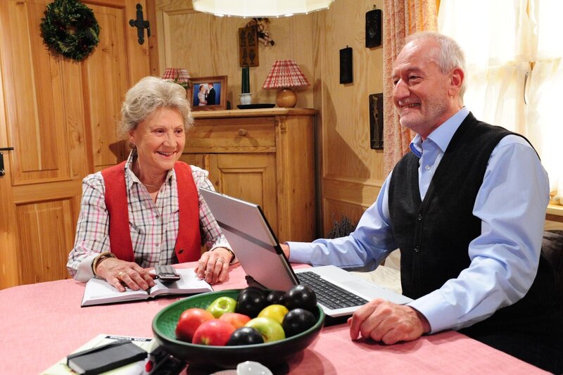Hildegard (Antje Hagen, l.); Alfons (Sepp Schauer, r.) – Bild: ARD /​ Ann Paur