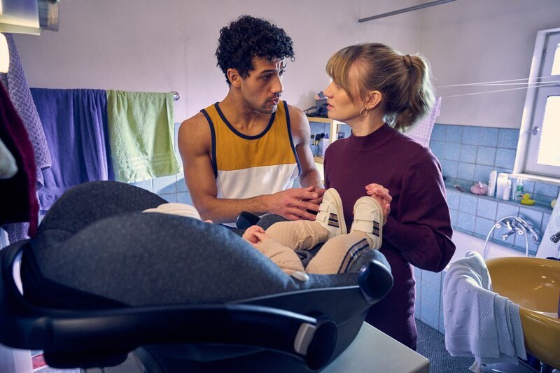 Svenja (Leonie Wesselow) muss babysitten und Yannik (Rojan Juan Barani) soll ihr dabei helfen. – Bild: ZDF und Frank Dicks