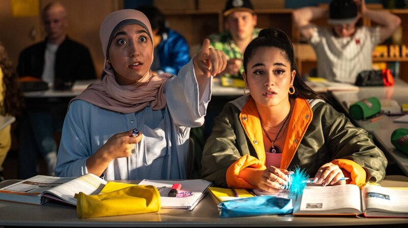 Dilara hat mitten im Unterricht eine Erscheinung, die auch Kira (Derya Dilber) beeindruckt. – Bild: SWR/​Clara Marnette