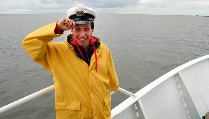 ARD/​BR WILLI WILLS WISSEN, „Wer weiß mehr übers Wattenmeer?“, am Sonntag (21.06.15) um 07:10 Uhr im ERSTEN. Willi an Deck der Seeadler im Wattenmeer des Nationalparks von Schleswig-Holstein. – Bild: BR/​megaherz gmbh