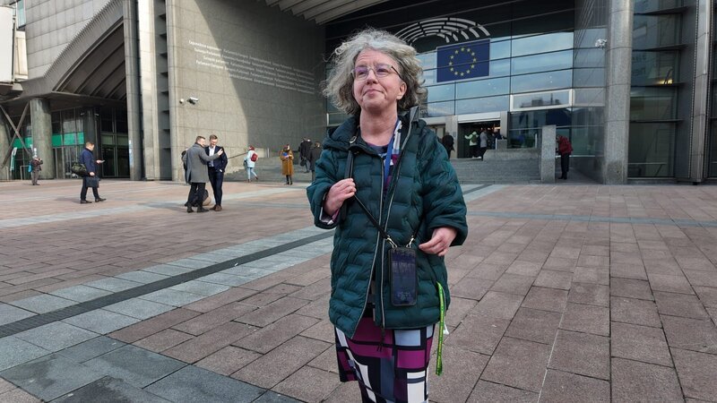 Katrin Langensiepen ist die erste Frau mit sichtbarer Behinderung im EU-Parlament. – Bild: ZDF und Ulrich Simon