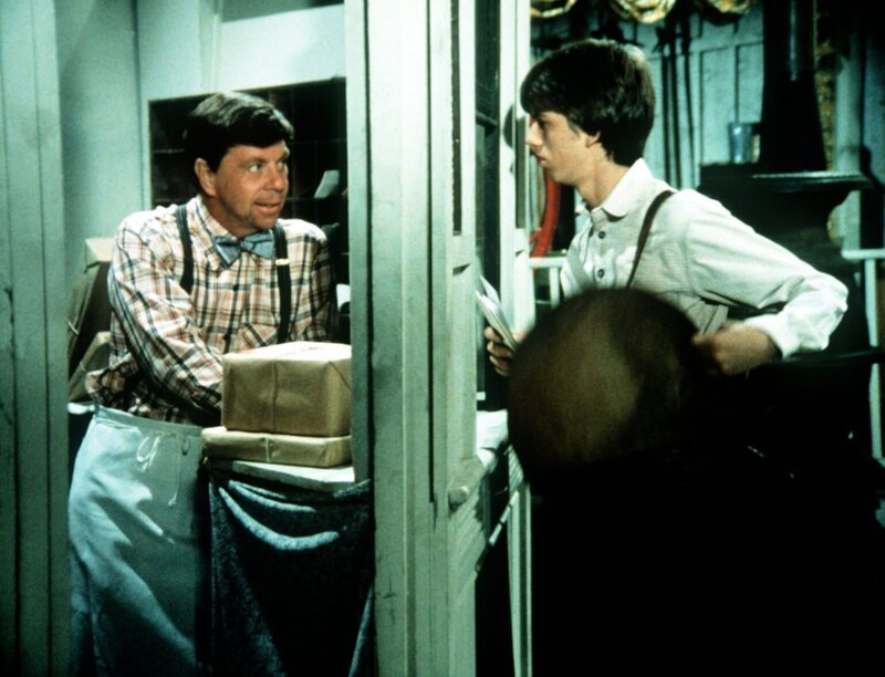 Ike (Joe Conley, l.) hat Jim Bob (David W. Harper, r.) als Postboten engagiert. – Bild: WARNER BROS. INTERNATIONAL TELEVISION