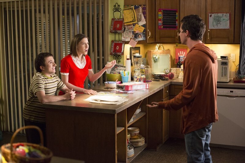 L-R: Brick Heck (Atticus Shaffer), Sue (Eden Sher); Axl (Charlie McDermott) – Bild: American Broadcasting Companies, Inc. /​ Michael Ansell