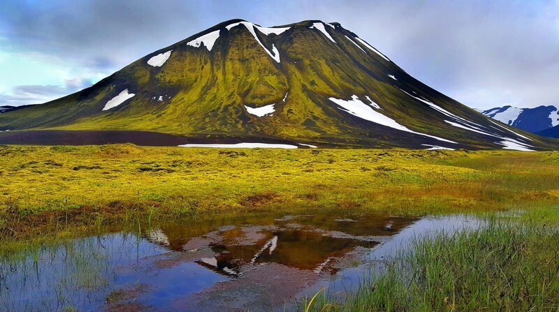 Zahllose Vulkankegel säumen die Landschaft, im Hochland von Island. – Bild: BR/​WDR/​Jan Haft