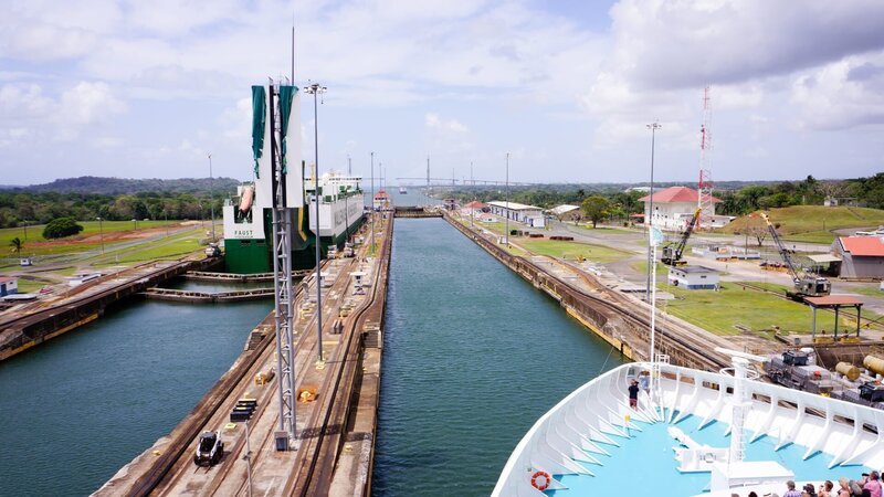Die Grand Lady fährt durch den Panama Kanal. – Bild: Bewegte Zeiten Filmproduktion GmbH/​BR/​Deborah Stöckle