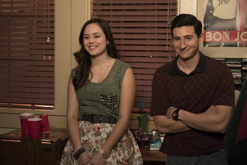 Erica Goldberg (Hayley Orrantia, l.); Geoff Schwartz (Troy Gentile, r.) – Bild: Sony Pictures Television Inc. /​ Byron Cohen