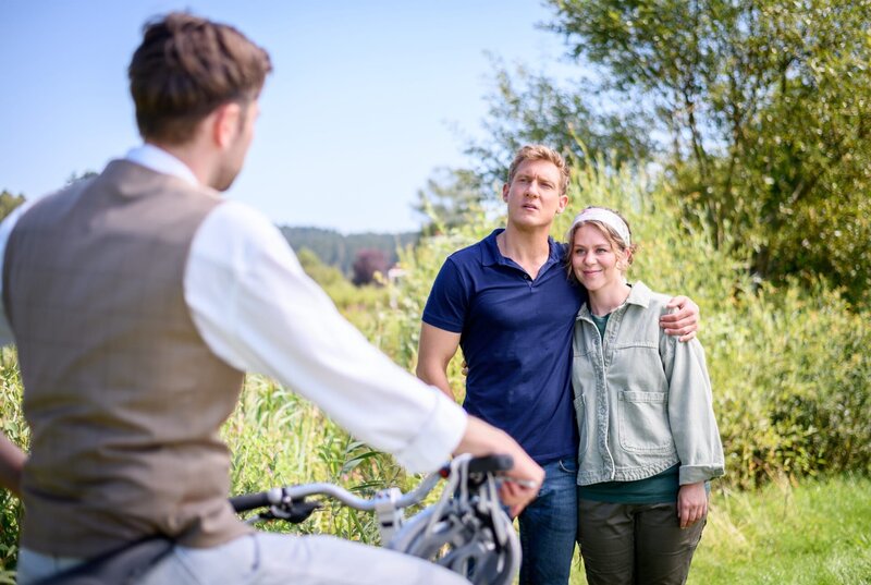 Vincent (Martin Walde, h.l., mit Johanna Graen, h.r. und Elias Reichert, v.l.) bemerkt unwohl, dass immer mehr Menschen in seine „Beziehung“ involviert sind. – Bild: ARD/​WDR/​Christof Arnold