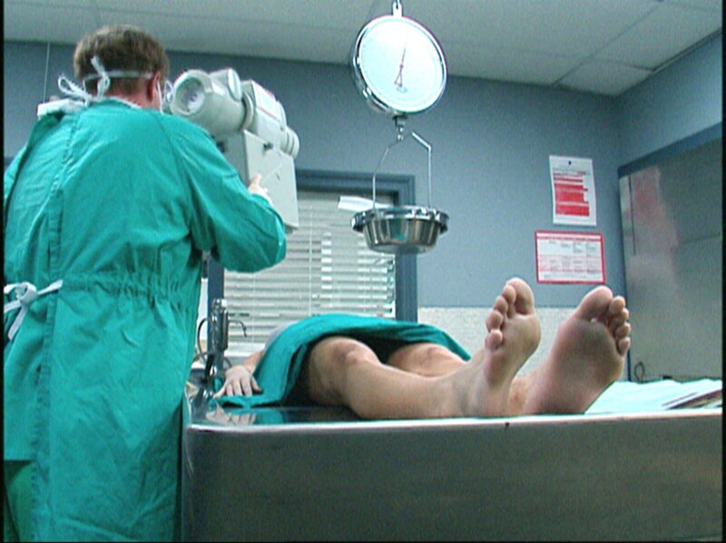 Ein seltsamer Selbstmord – Ein Gerichtsmediziner untersucht den Leichnam von Janet Aeh (Foto). – Bild: c/​RTL II