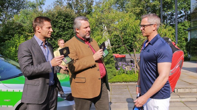 Hat Gerald Trettinger (Manou Lubowski, r.) Wind von der Affäre seiner Frau bekommen? Für Hansen (Igor Jefti?, l.) und Stadler (Dieter Fischer, M.) ein Mordmotiv. – Bild: ZDF und Christian A. Rieger