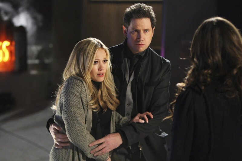 Elis (Jamie Kennedy, M.) Nachbarin Morgan Jeffries (Hilary Duff, l.) wird von einem Geist heimgesucht. Melinda (Jennifer Love Hewitt, r.) hat schon eine Idee für den Grund dafür … – Bild: ABC Studios