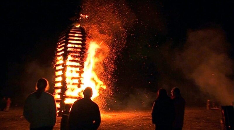 Altes Brauchtum begleitet von Franken bis ins Alpenland die Karwoche. Dazu zählt das „Fastenbier“ im fränkischen Bamberg, aber auch das „Osterfeuer“ (im Bild), das die Buben im oberbayerischen Benediktbeuern in jedes Haus tragen. – Bild: BR/​Werner Teufl