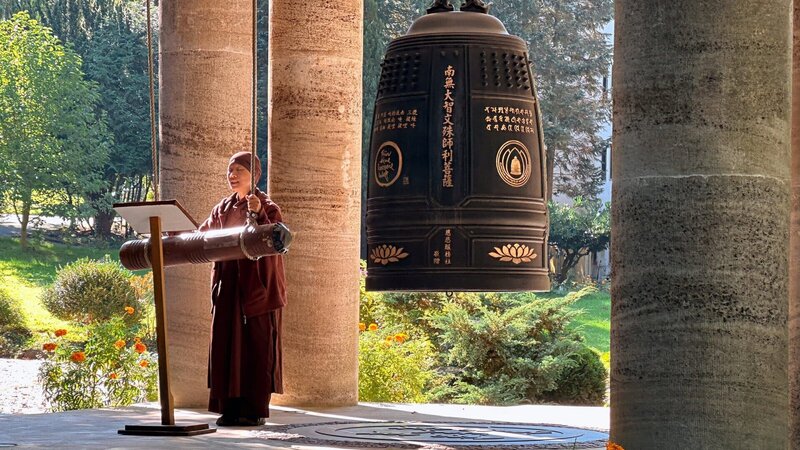 Im bergischen Waldbröl praktizieren Mönche und Nonnen einen angewandten Buddhismus. – Bild: ZDF