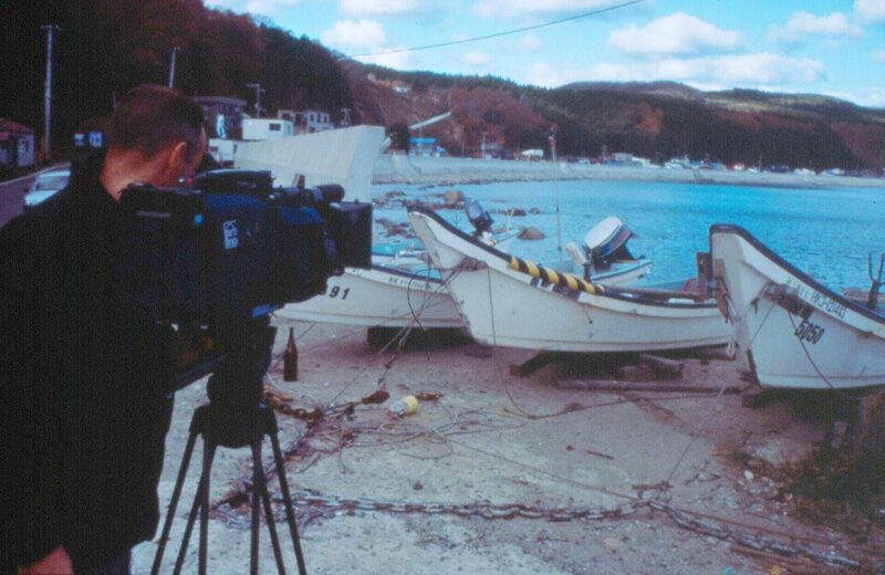 Sie erreichen Höhen von mehr als 30 Meter und rasen mit Geschwindigkeiten von bis zu 700 km/​h auf die Küsten zu – Tsunamis. Dort, wo sie auf das Land treffen, hinterlassen die Riesenwellen nichts als Verwüstung, Chaos und Tod. Immer wieder erreichen sie auch dicht besiedelte Küstenabschnitte Japans, dem von Tsunamis am schwersten betroffenen Land. – Bild: Geo Television /​ Land der Vulkane