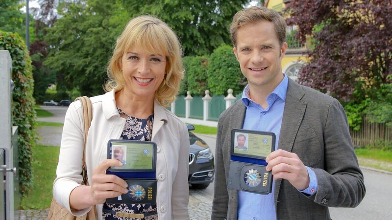 Die Kommissare Verena Danner (Katharina Abt, l.) und Oliver Gehring (Roman Roth, r.) ermitteln in einem Rosenheimer Tennisclub. – Bild: ZDF und Christian A. Rieger