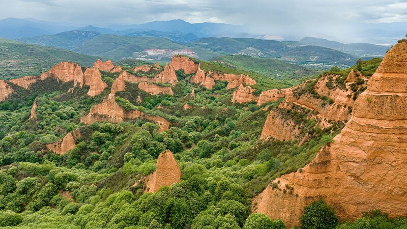 Das gezahnte Profil der Berge in „Las Medulas“ ist nicht natürlichen Ursprungs – es ist das gigantische Werk von Menschen. Dirk Steffens enthüllt, was hinter der „Ruina Montium“ steckt. – Bild: ZDF