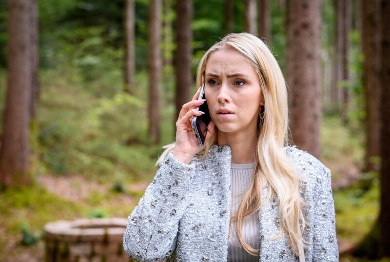 Larissa (Vivien Wulf) sagt das Date mit Henry merkwürdig abwesend ab. – Bild: ARD/​WDR/​Christof Arnold
