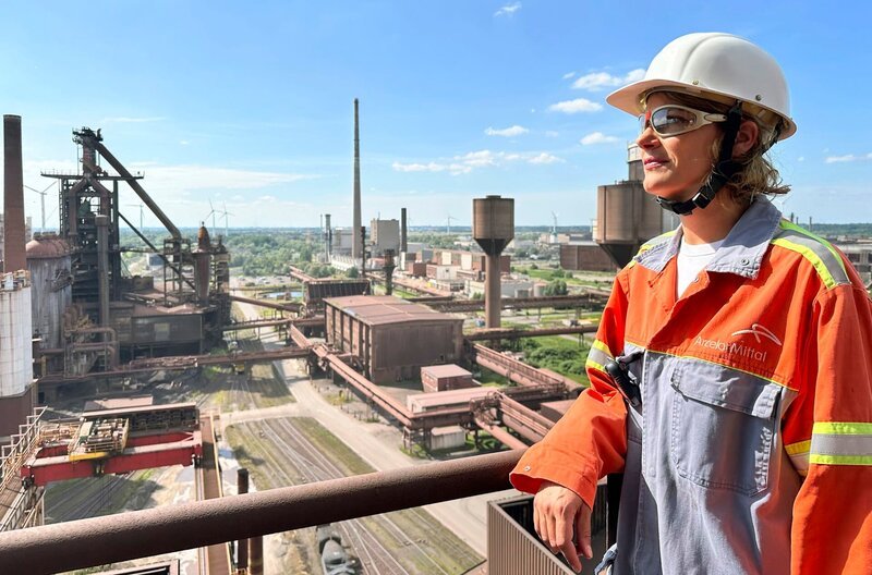 Die Zukunft der Stahlindustrie hängt davon ab, ob die Umstellung auf grünen Stahl gelingt. ARD-Wissen Presenterin Lena Ganschow besucht das Werk. – Bild: SWR/​BR/​EWE/​Nadine Auras