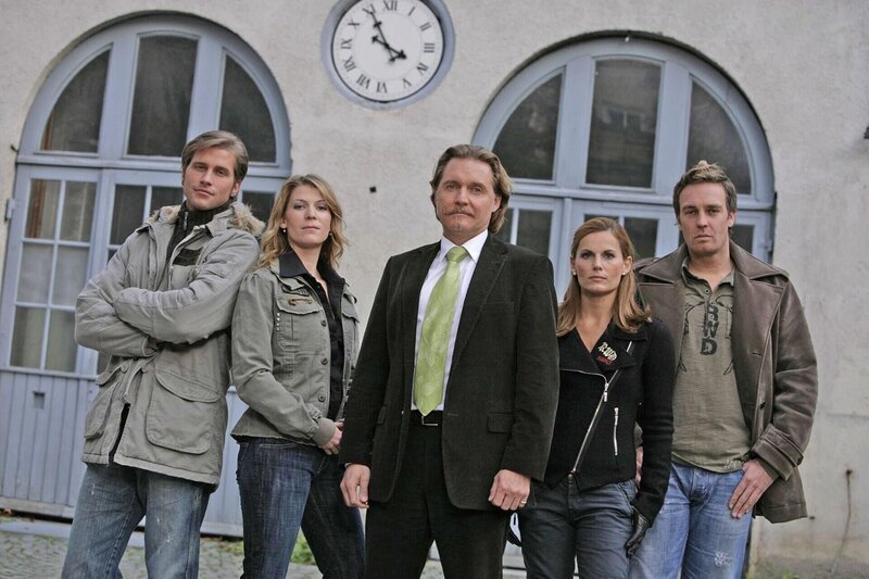 Ingo Lenßen (M.) und sein Team: Sebastian Thiele (l.), Katja Hansen (2.v.l.), Sandra Nitka (2.v.r.) und Christian Storm (r.) – Bild: Sat.1 /​ Holger Rauner