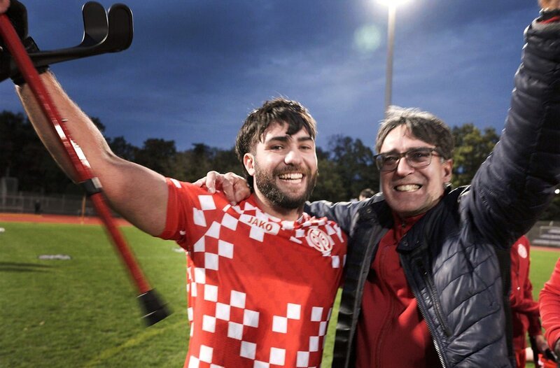 Robin Menger (l.) jubelt mit seinem Trainer und Vater über den Sieg im Finale Deutschen Meisterschaft im Amputierten-Fußball. – Bild: SWR/​filmkombüse/​Maximilian Dam