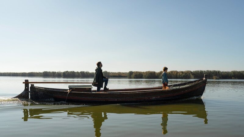 Der Biologe Ricardo (Raúl Arévalo, l.) besichtigt bei einer Bootstour mit seiner Tochter Julia (Daniela Casas, r.) die ihm zum Schutz unterstellte Lagune. – Bild: ZDF und Sunrise Pictures Der Biologe Ricardo (Raúl Arévalo, l.) besichtigt bei einer Bootstour mit seiner Tochter Julia (Daniela Casas, r.) die ihm zum Schutz unterstellte Lagune. – Bild: ZDF und Sunrise Pictures