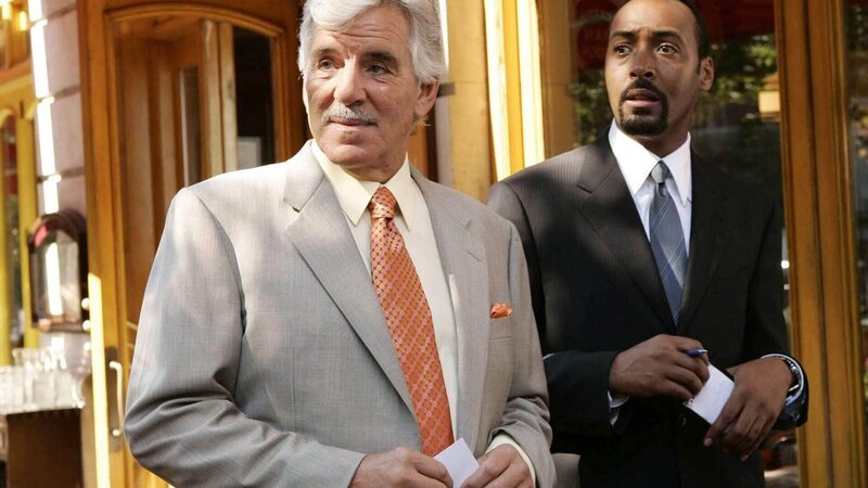 Die Detectives Fontana (Dennis Farina, li.) und Green (Jesse L. Martin) ermitteln im Mordfall Barrows. Wer hat den Mann, kurz bevor er bei seiner komatösen Frau die lebenserhaltenden Maschinen abschalten lassen wollte, ermordet? – Bild: RTL